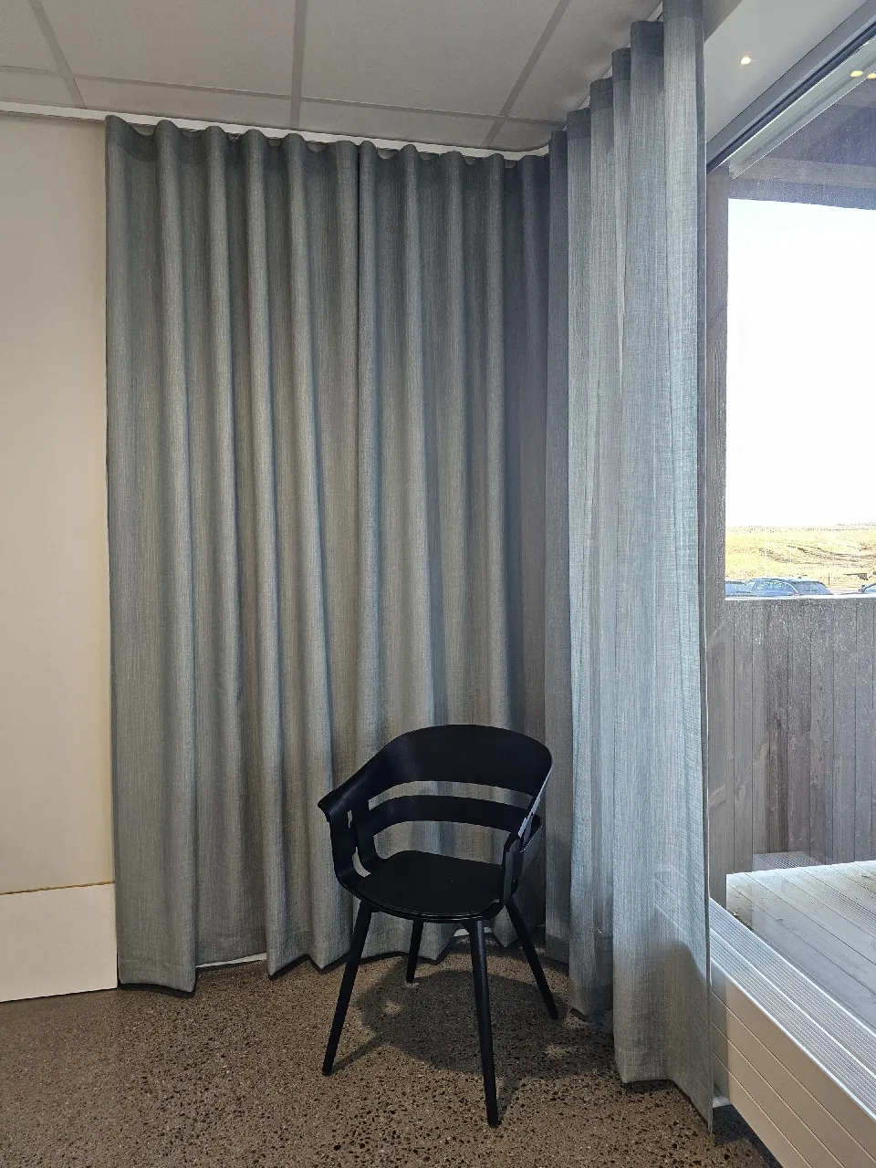 Gardin i naturton som täcker en hel vägg