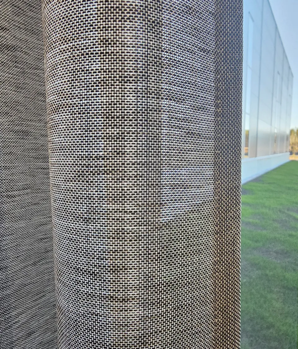 Närbild på en grovvävd gardin i grått