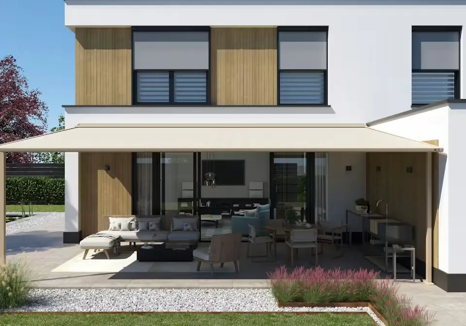 Villa med uteplats under en utfälld terrassmarkis