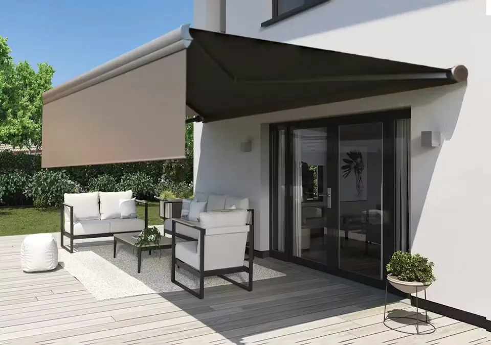 Träterrass med soffgrupp under en utfälld terrassmarkis
