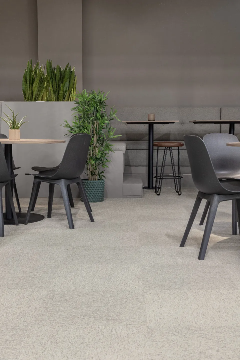 Café med bord och stolar på ljusa textilplattor