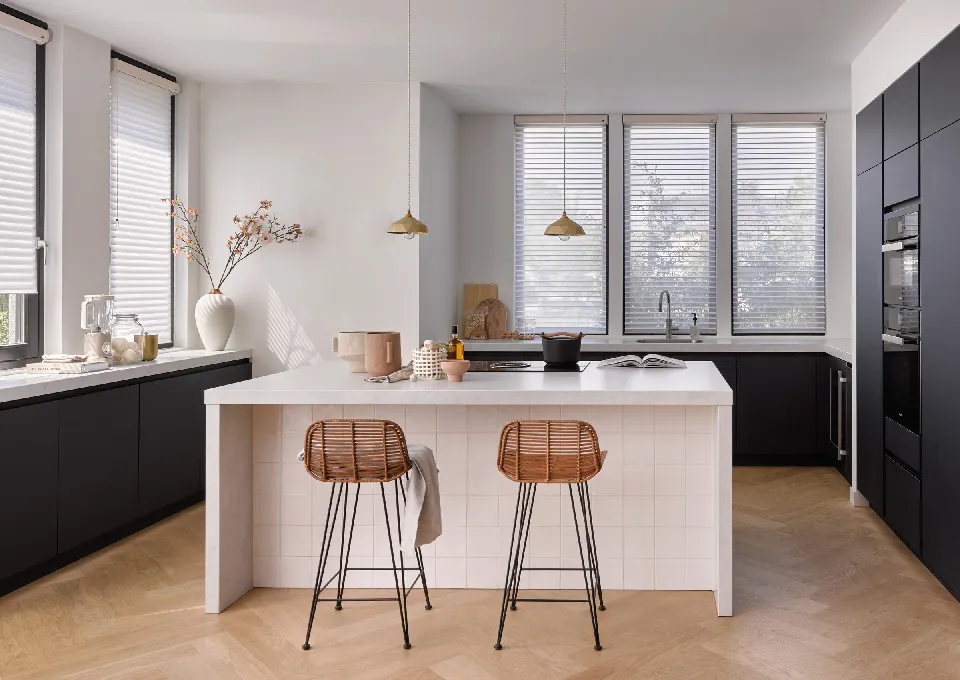 Kök med köksö och Silhouette-gardiner i fönstren