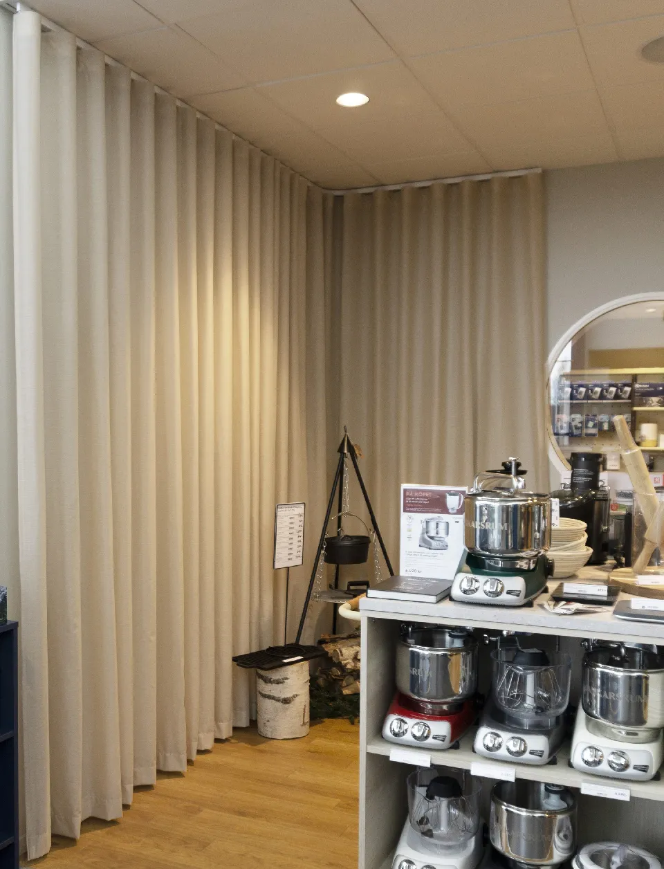 Butiksavdelning med kaffemaskiner bakom en gardin
