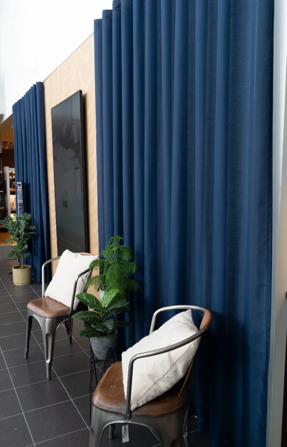 Sittplats vid ett fönster med mörkblå gardiner
