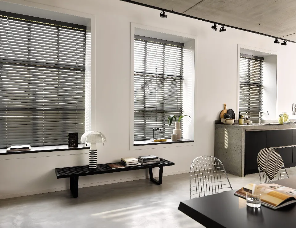 Kontorsrum med träpersienner i tre fönster